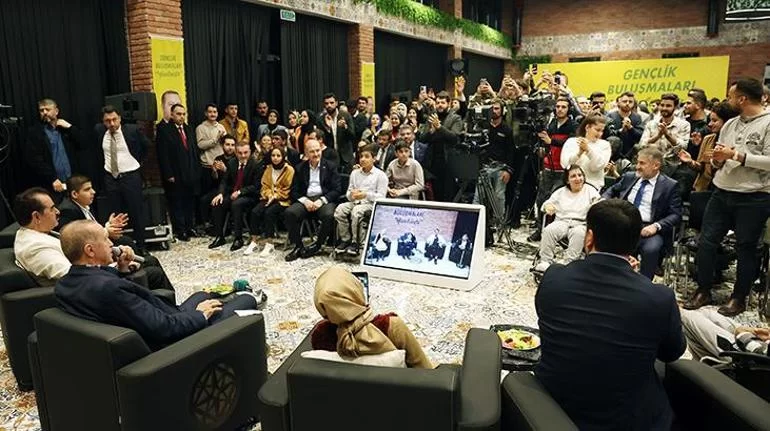 Erdoğan, Şanlıurfa'daki Gençlik Buluşmaları'nda gençlerle bir arada
