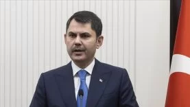 Murat Kurum, Özgür Özel'in Eleştirilerine Bayhan Şarkısıyla Mizahi Bir Video ile Cevap Verdi