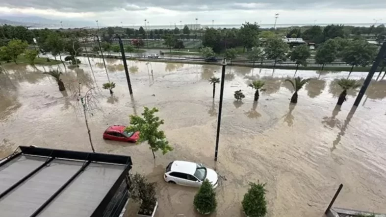 Trabzon'da sel felaketi: Bir kişi kayıp