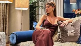 Yüsra Geyik'ın Cesur Giyim Tercihi: Saten Elbise İçinde Giydiği Yok!