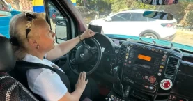 İzmirli Kadın Minibüs Şoförü Hatice, 16 Yıldır Direksiyonu Bırakmıyor