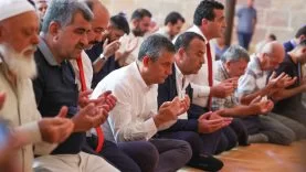Özgür Özel'in Cuma Namazı Eylemleri, CHP Üyelerini Rahatsız Ediyor