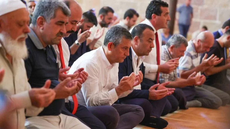 Özgür Özel'in Cuma Namazı Eylemleri, CHP Üyelerini Rahatsız Ediyor
