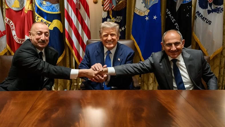 Paşinyan, Donald Trump'ın kendisine gönderdiği imzalı fotoğrafları yayınladı