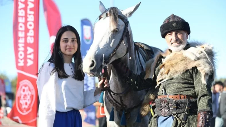 Atlı Akrobat Baba-kızın Göz Kamaştıran Gösterisi: "Kızım Artık Benden Daha İyi"