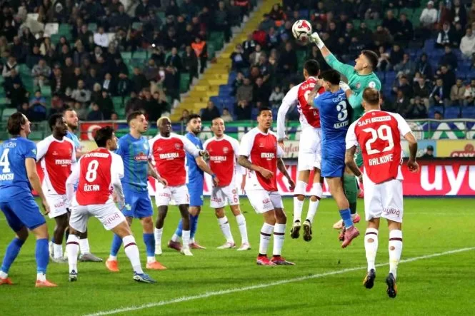 Çaykur Rizespor, Fatih Karagümrük'ü 1-0 Mağlup Etti